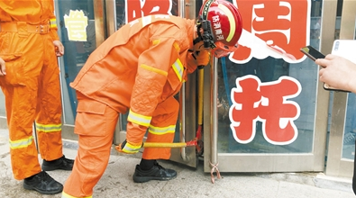 參加考試小學(xué)生被困 消防隊(duì)及時(shí)救援