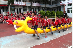 五星實(shí)驗(yàn)小學(xué)用“旱地賽龍舟”趣味活動傳承傳統(tǒng)文化