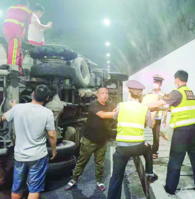 高速公路隧道內(nèi)發(fā)生一起貨車翻車事故