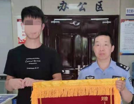 學(xué)生不慎遺失手機(jī) 警察展開調(diào)查找回手機(jī)