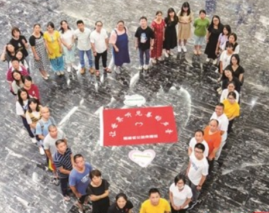 讓世界聽見善的聲音!！培養(yǎng)輸出公益?zhèn)鞑ト瞬?/>
								<p>讓世界聽見善的聲音!6月20日，2020福建省公益?zhèn)鞑グ嘟Y業(yè)典禮在上杭古田會議會址所在的古田鎮(zhèn)政府會議室舉行。經過一年的時間，來自全省社會   <a href=