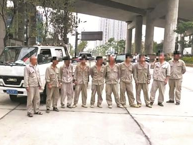 駕駛輕型普通貨車車廂載人 車上總共坐滿10人