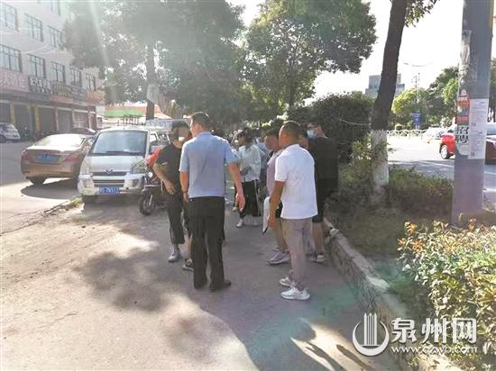 民警轄區(qū)內(nèi)查獲一輛貨車 后斗竟然坐滿19人