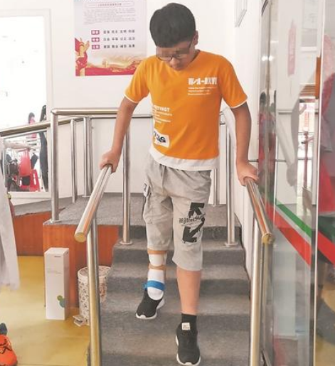 15歲男孩在救助慈善公益協會幫助下成功站起來