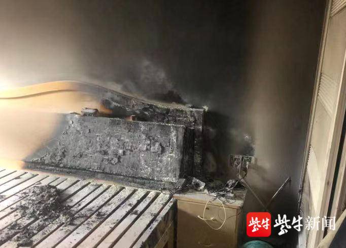 充電器不拔造成短路引起火災 消防員及時撲救
