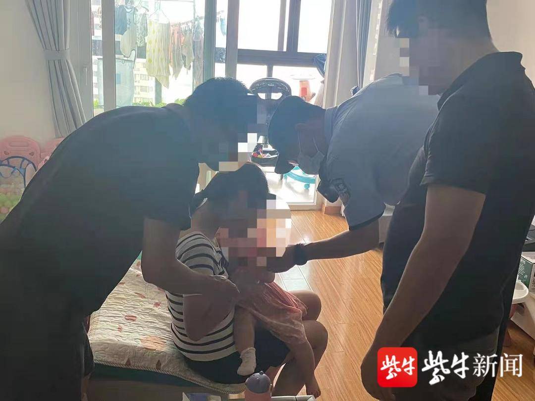 1歲孩子被反鎖在家中 民警叫來師傅緊急破拆鎖具