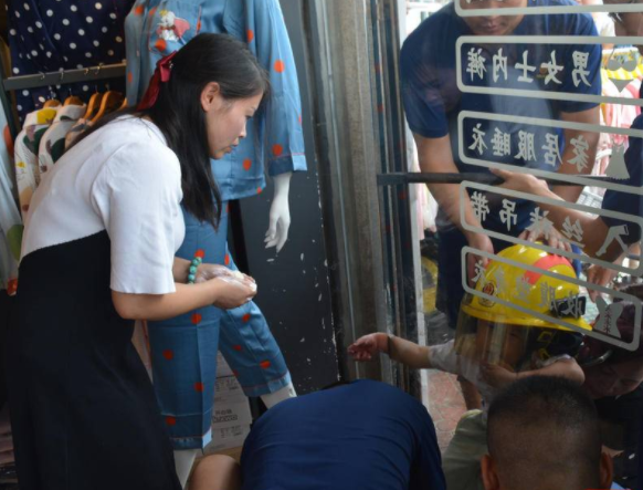 男童右手小臂被卡玻璃門 救援人員30秒破拆