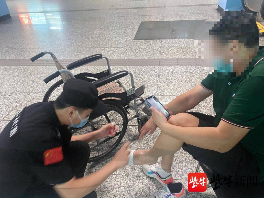 上下臺階低頭玩手機 4名乘客下臺階時踏空摔倒