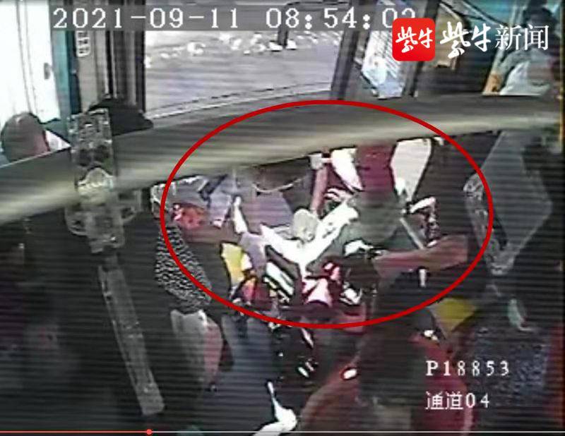 熱心乘客和師傅合力將坐輪椅老人抬上車 獲得一致稱贊