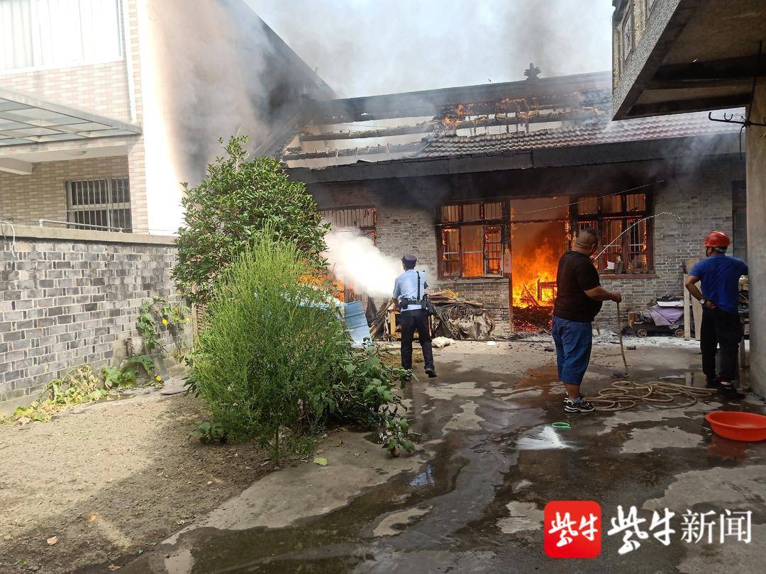 患阿爾茨海默病獨居老太家中失火 三間房燒成一片火海