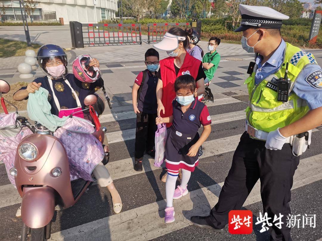 南京交警走進校園主動對接 共同參與安全護學工作