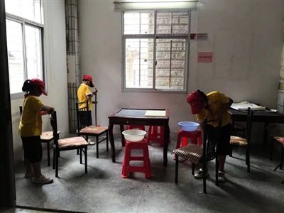 陶青師生走進港邊村老人會 提前為老人營造節(jié)日氛圍