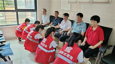 青少年志愿者前往養老機構 開展尊老敬老傳統美德教育