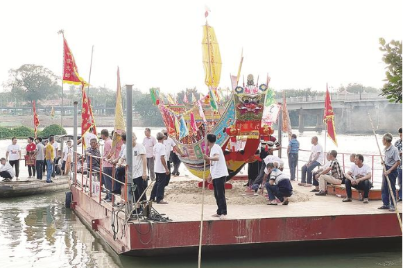 漳州市燒灰巷碼頭舉行九龍江疍民習俗“送王船”活動
