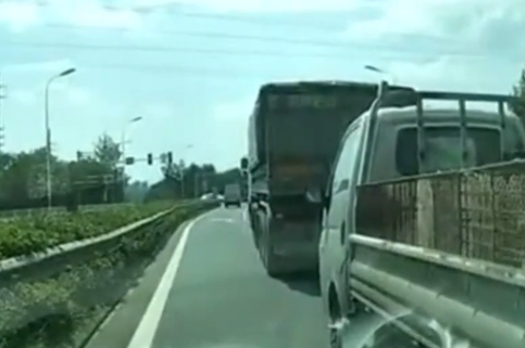 小型汽車上演一段“夾縫超車”故事 最終導致三方受損