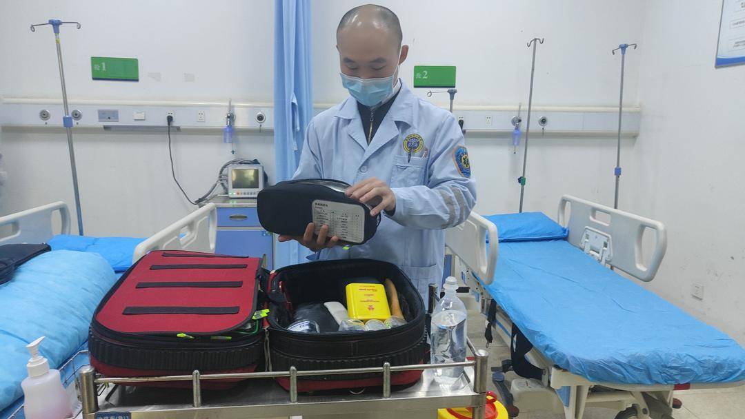 塔吊師傅在20層樓高空無反應 醫生冒險爬樓救人