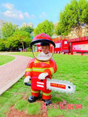 消防安全知識與公園設施融為一體 不少市民拍照游玩
