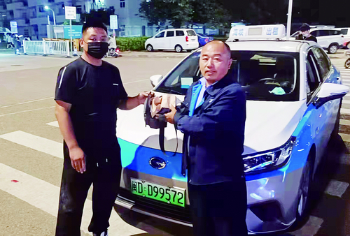 乘客將工人工資遺忘在出租車上 當班司機及時送還