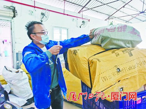 快遞員一天派送400多件快遞 腦子里刻著精準地圖