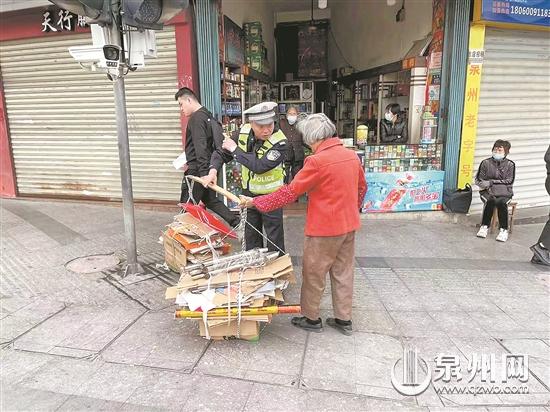 交警幫助老人挑擔過馬路 囑咐老人遵守交通規(guī)則