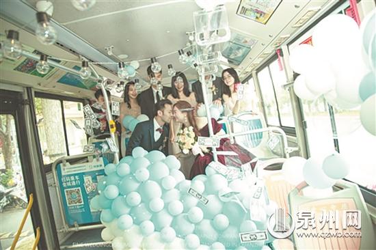 泉州新人人用公交車當婚車 吸引眾多市民眼光