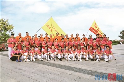 廈門市開啟重陽節登山活動 近50名隊員持杖健走