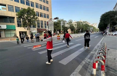 石獅僑中同學與家長們開展交通疏導志愿服務(wù)活動