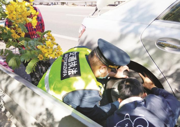 小轎車在高速公路上突然爆胎 執法員及時出手相助