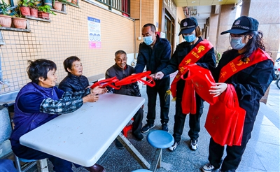“中國好人”19年派送“平安禮” 默默堅守在巡邏一線