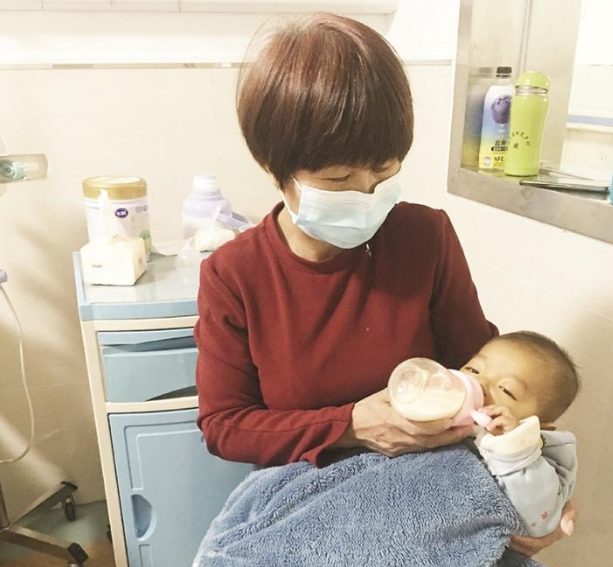 被遺棄男嬰近期前往上海接受治療 精神狀態越來越好