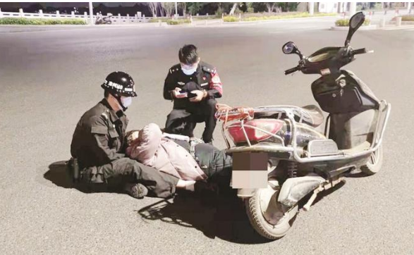 女子騎車時舊傷復發疼痛難忍 所幸遇到群眾和民警幫助