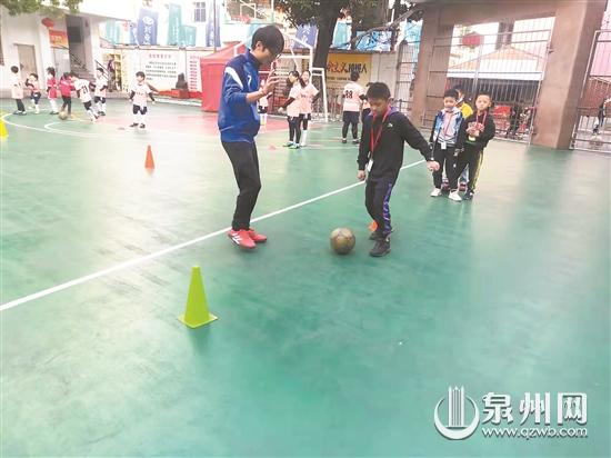 小記者走進新隅小學校足球隊 參與多種足球游戲