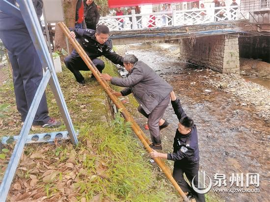 老人飲酒過多跌落小溪橋底 民警及時相助送往治療