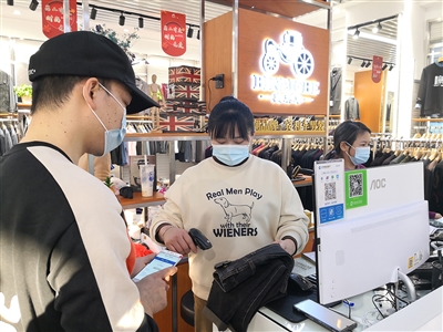 石獅國際商貿城跨年服飾采購節現場成交活躍