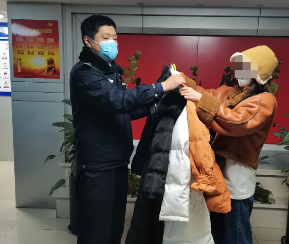 趁店主盤后偷走門口衣服 三名女子組團(tuán)行竊被抓