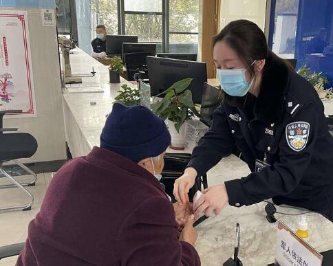 八旬獨居老人身份證丟失 民警第一時間為其辦理