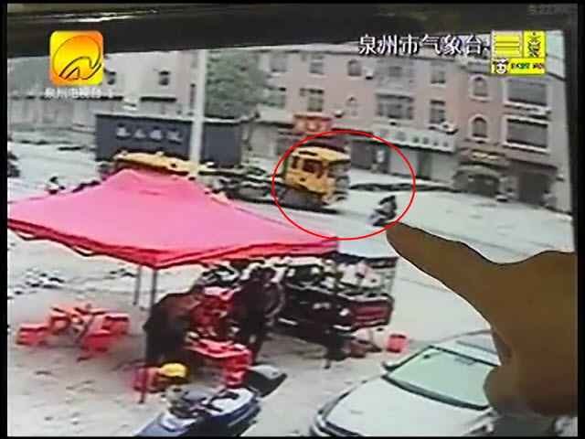 集裝箱側(cè)翻壓死一家三口 事發(fā)307省道南安康美段